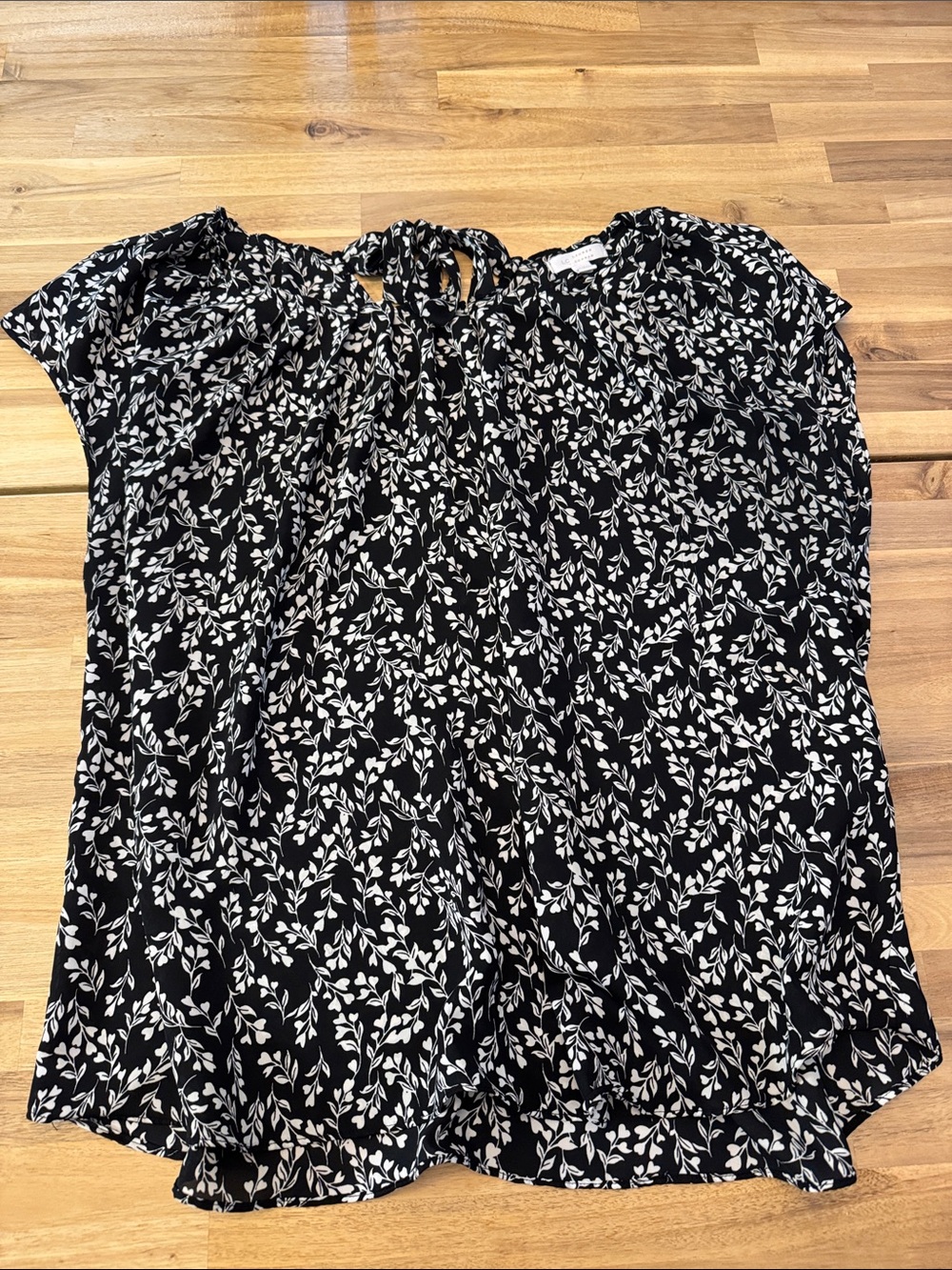 LC Lauren Conrad Black and White Leaf Print Women’s Blouse - Size XXL